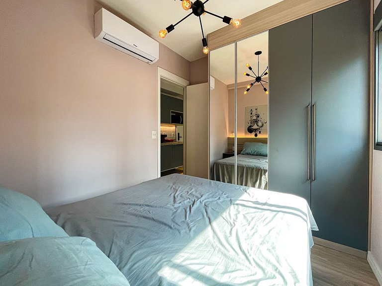 Dormitorio y plaza de aparcamiento en Jardins.