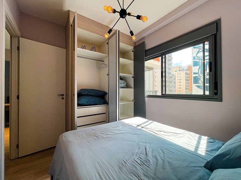 Dormitorio y plaza de aparcamiento en Jardins.