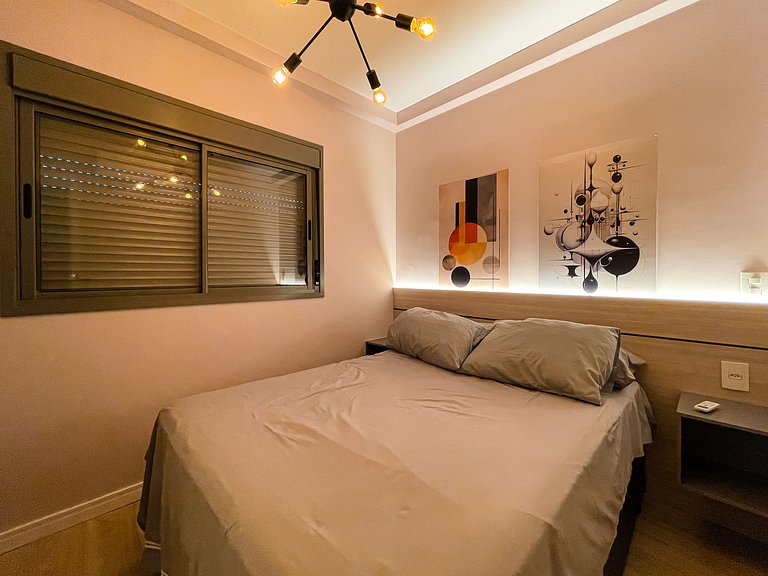 Dormitorio y plaza de aparcamiento en Jardins.