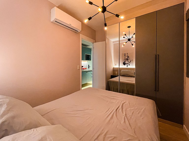 Dormitorio y plaza de aparcamiento en Jardins.