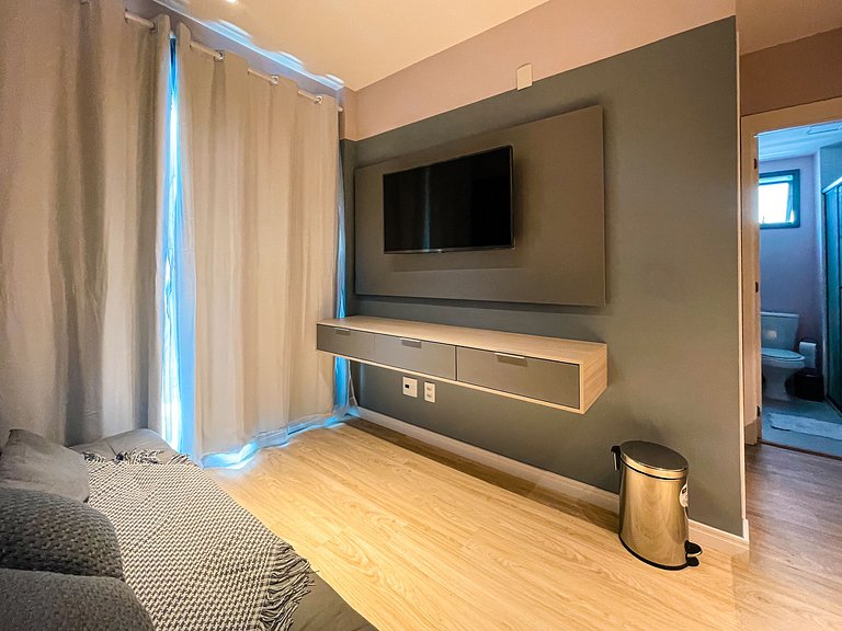 Dormitorio y plaza de aparcamiento en Jardins.