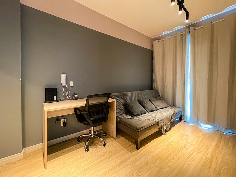 Dormitorio y plaza de aparcamiento en Jardins.
