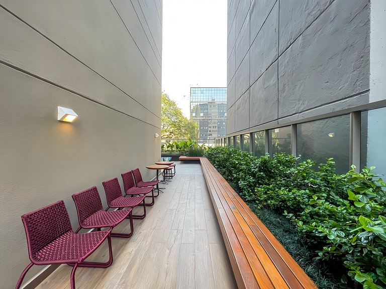 Conforto e elegância, com piscina e metro ao lado