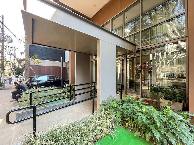 Conforto e elegância, com piscina e metro ao lado