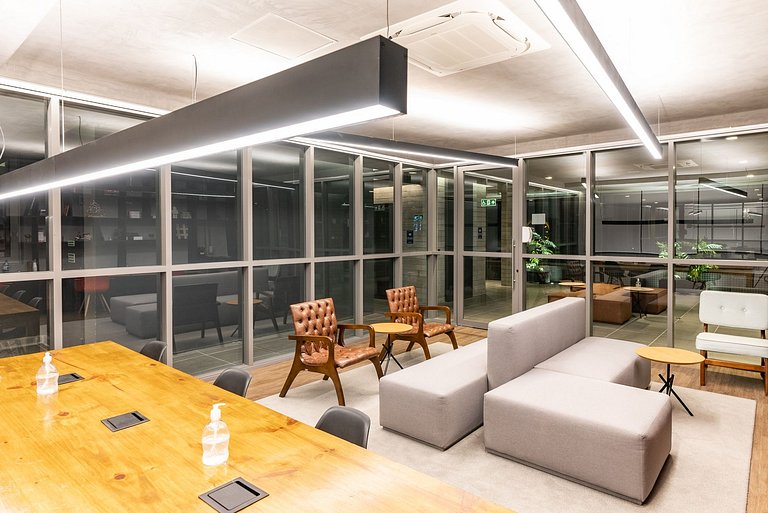 Belíssimo Studio com home office na Oscar Freire