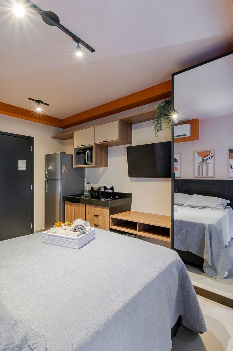 Belíssimo Studio com home office na Oscar Freire