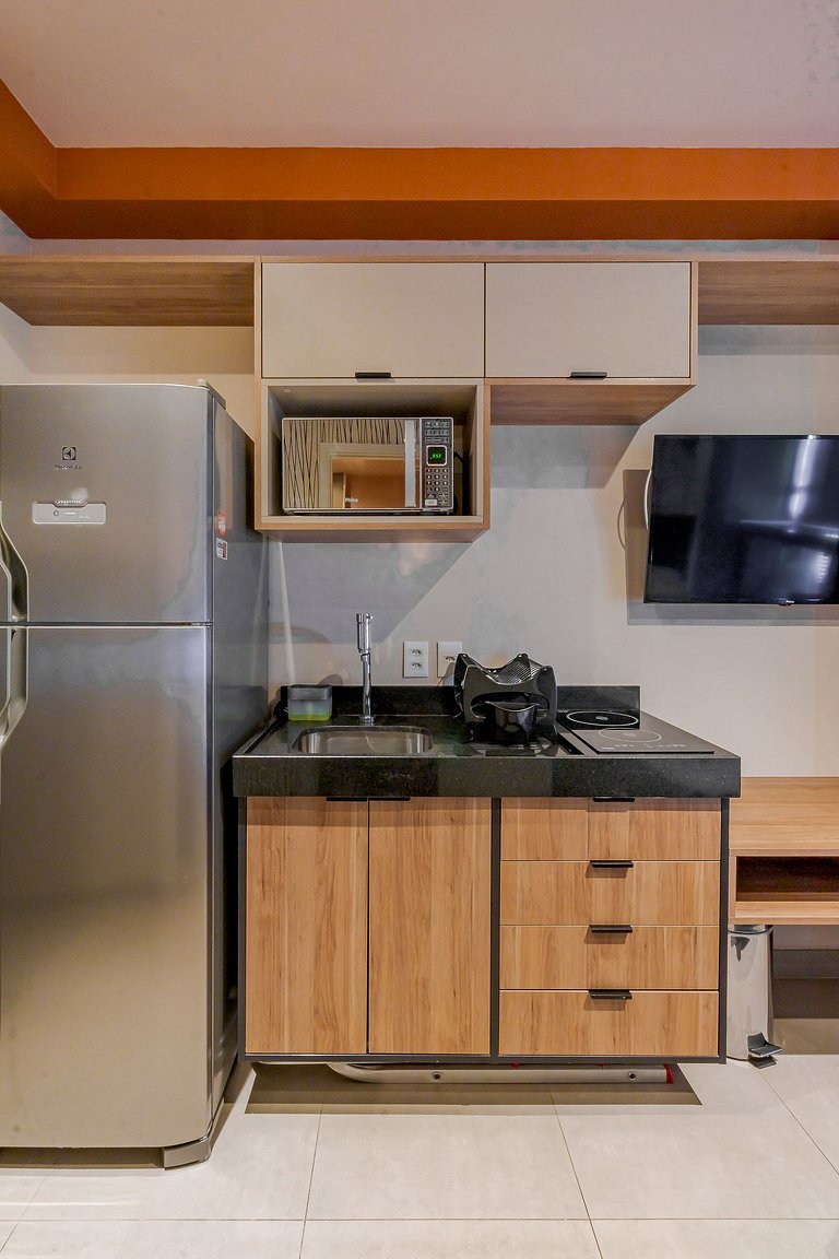 Belíssimo Studio com home office na Oscar Freire