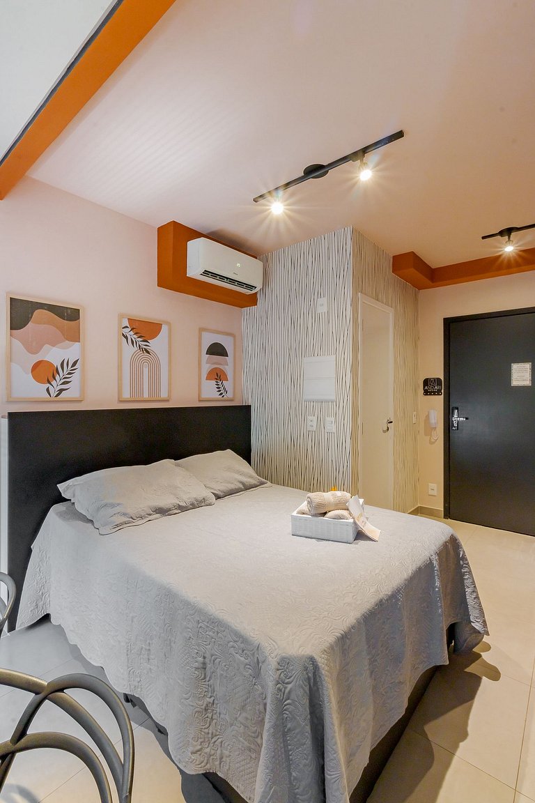 Belíssimo Studio com home office na Oscar Freire