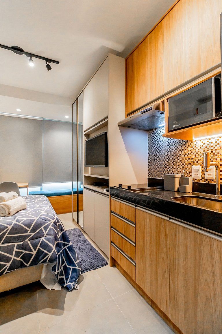 Belíssimo Studio com home office na Oscar Freire
