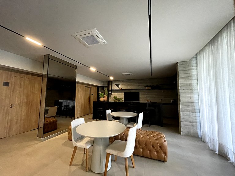 Apartamento amplo ao lado de estacionamento