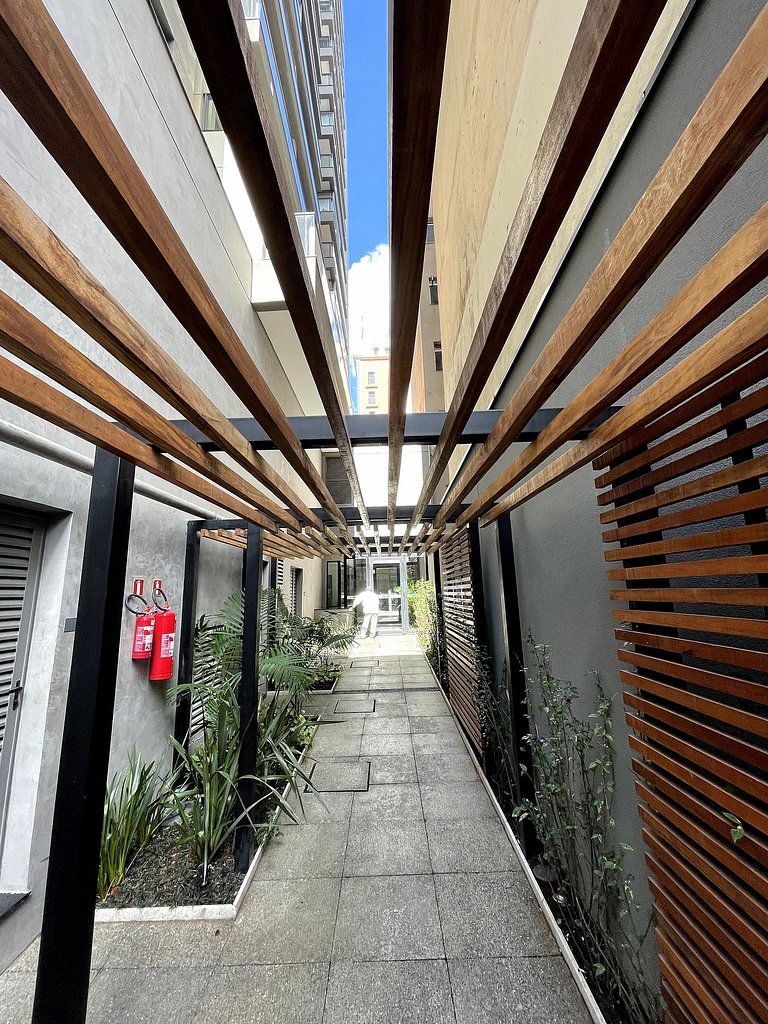 Apartamento amplo ao lado de estacionamento