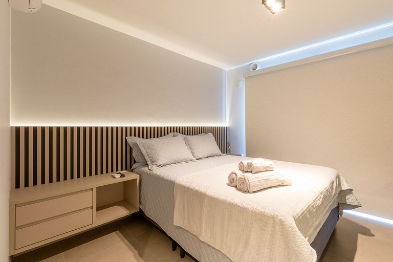 Apartamento amplo ao lado de estacionamento