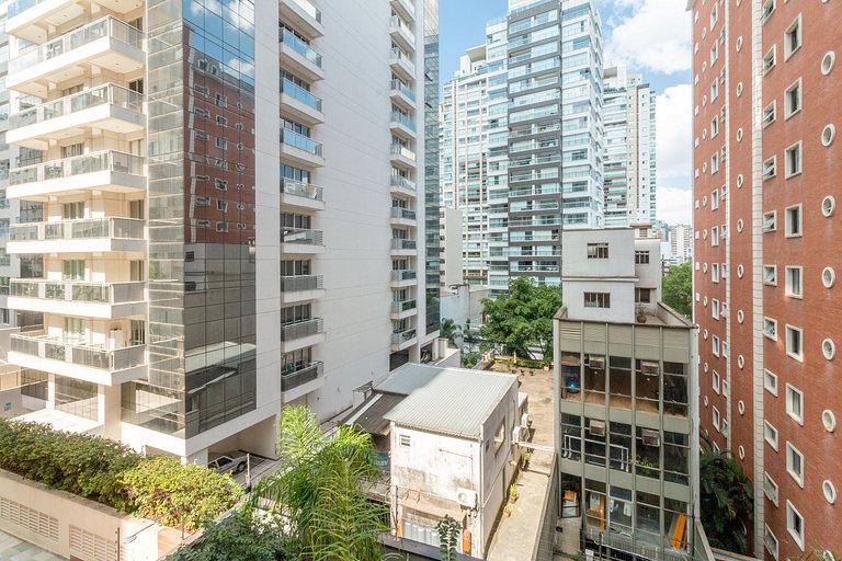 Apartamento amplo ao lado de estacionamento