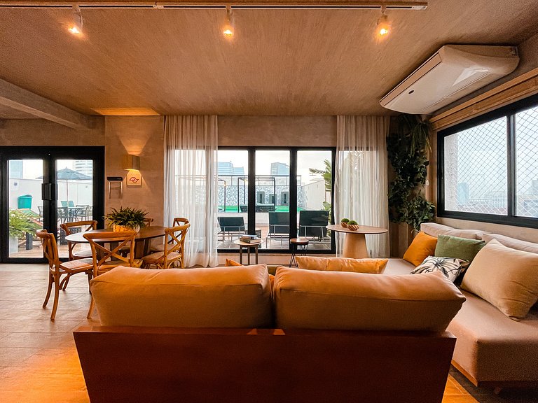 Com varanda e Rooftop com piscina