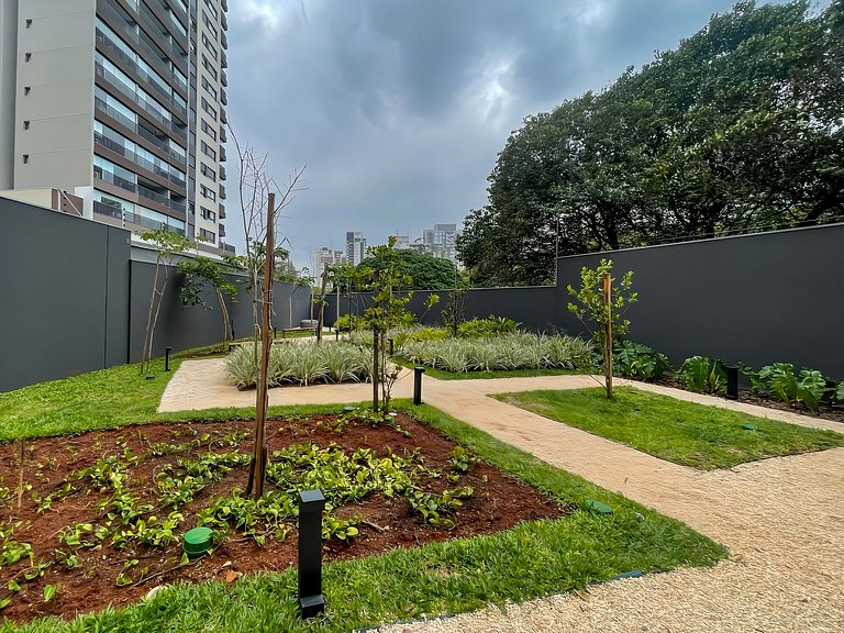 Pratico e moderno, ao lado do metro, garagem paga