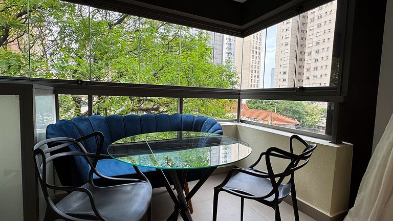 Com varanda e piscina, ao lado do metrô