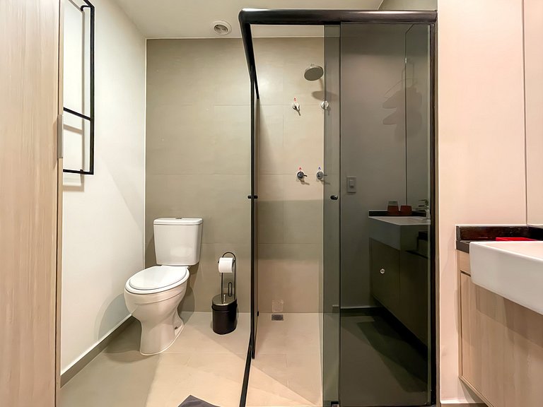 Pratico e moderno, ao lado do metro, garagem paga