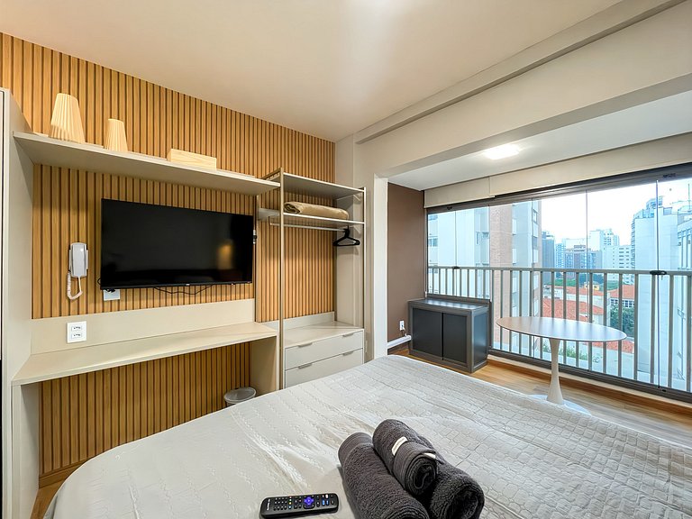 Conforto e elegância, com piscina e metro ao lado