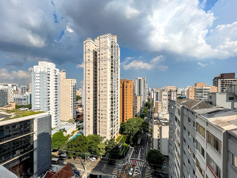 Com varanda e piscina, ao lado do metrô