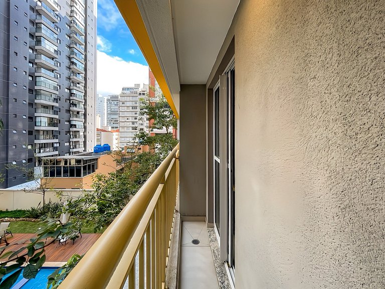 Completo e espaçoso, ao lado do metrô
