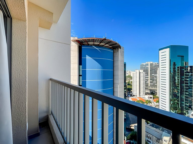 Com piscina próximo ao metrô Faria Lima
