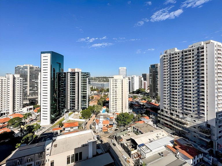 Com piscina próximo ao metrô Faria Lima